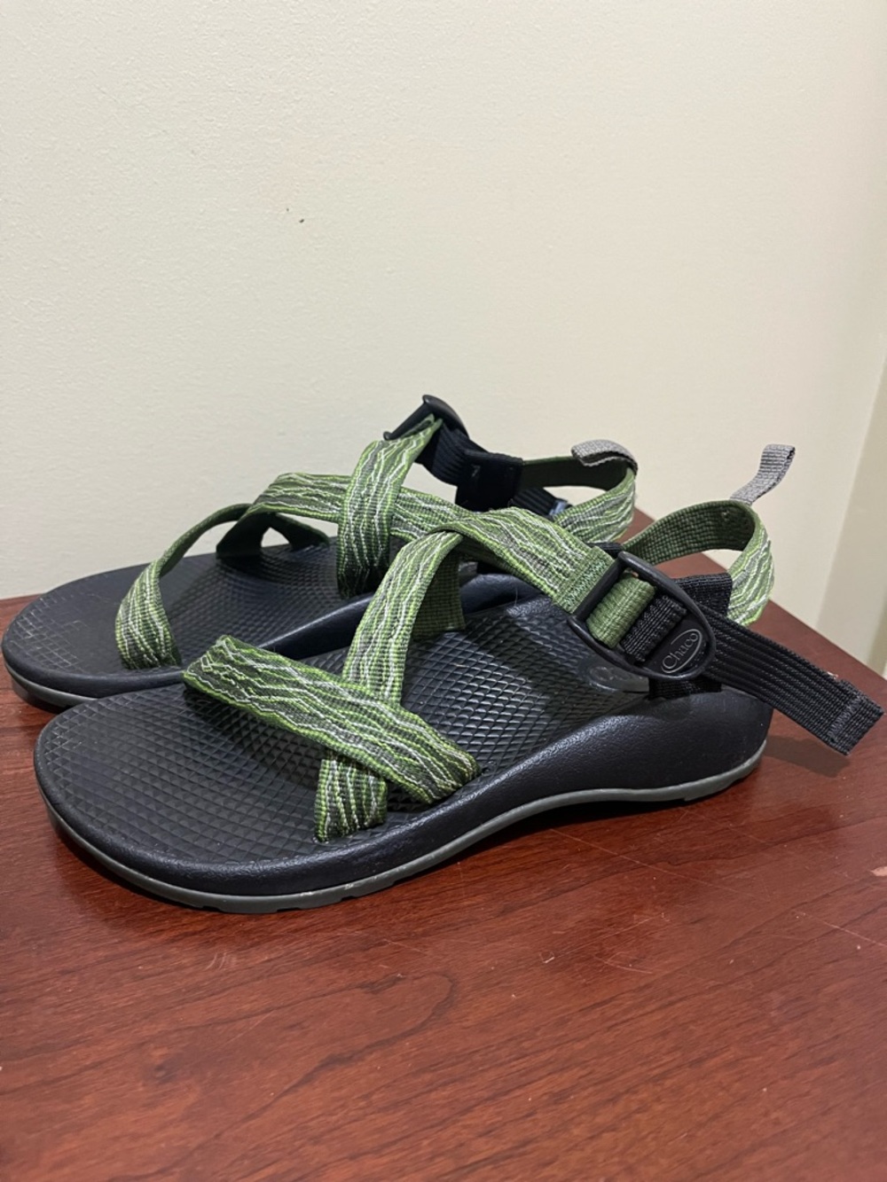 Chaco Z/1 sandals feature green patterned straps size 4